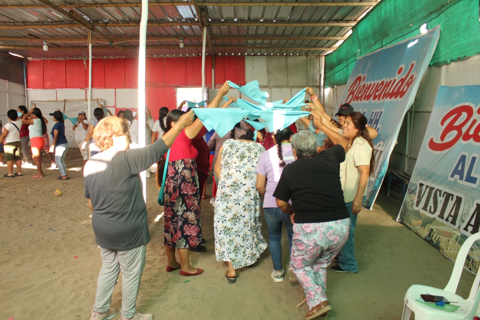 Mujeres participando en una actividad comunitaria