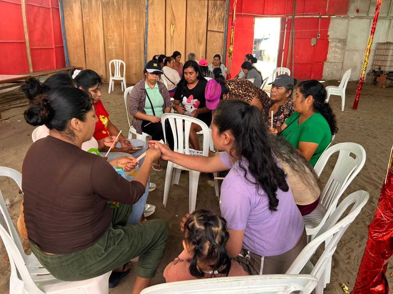 Mujeres desarrollando una dinámica grupal