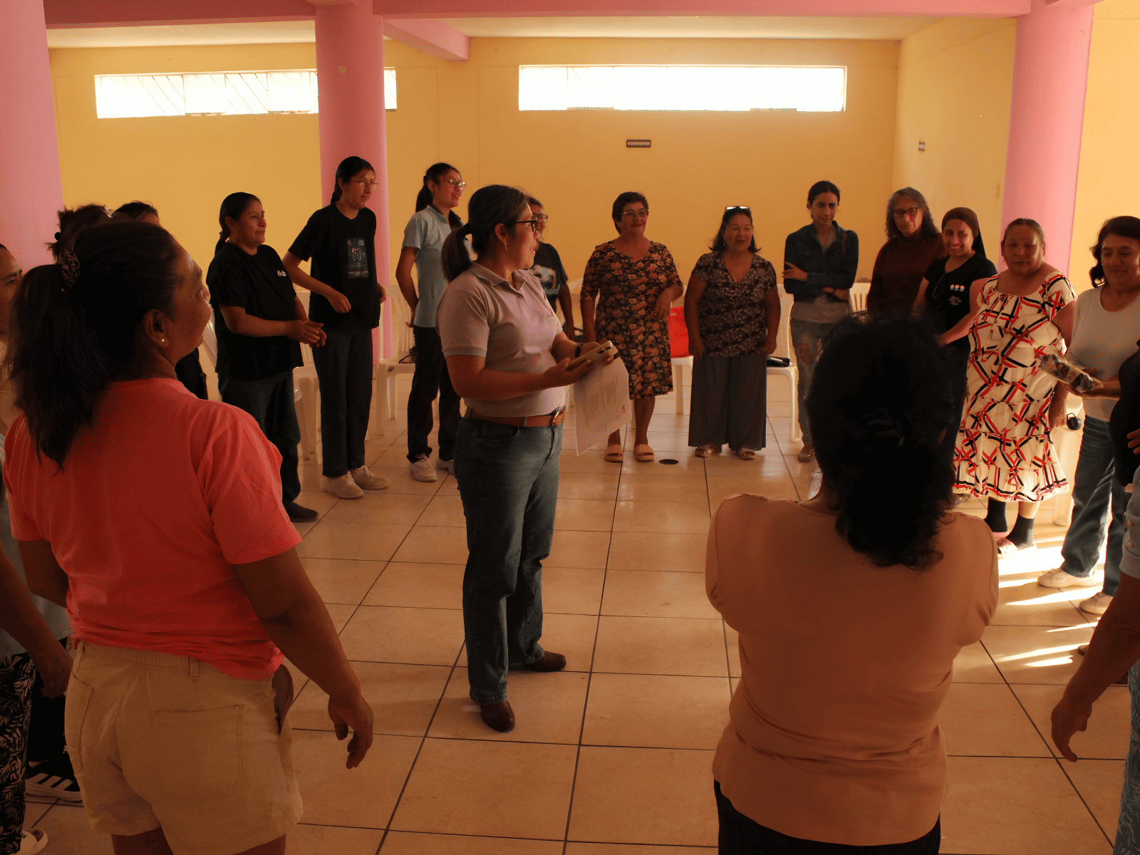 Actividad grupal con mujeres de la comunidad