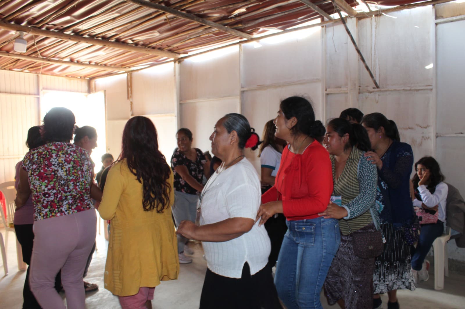 Mujeres participando en una dinámica grupal
