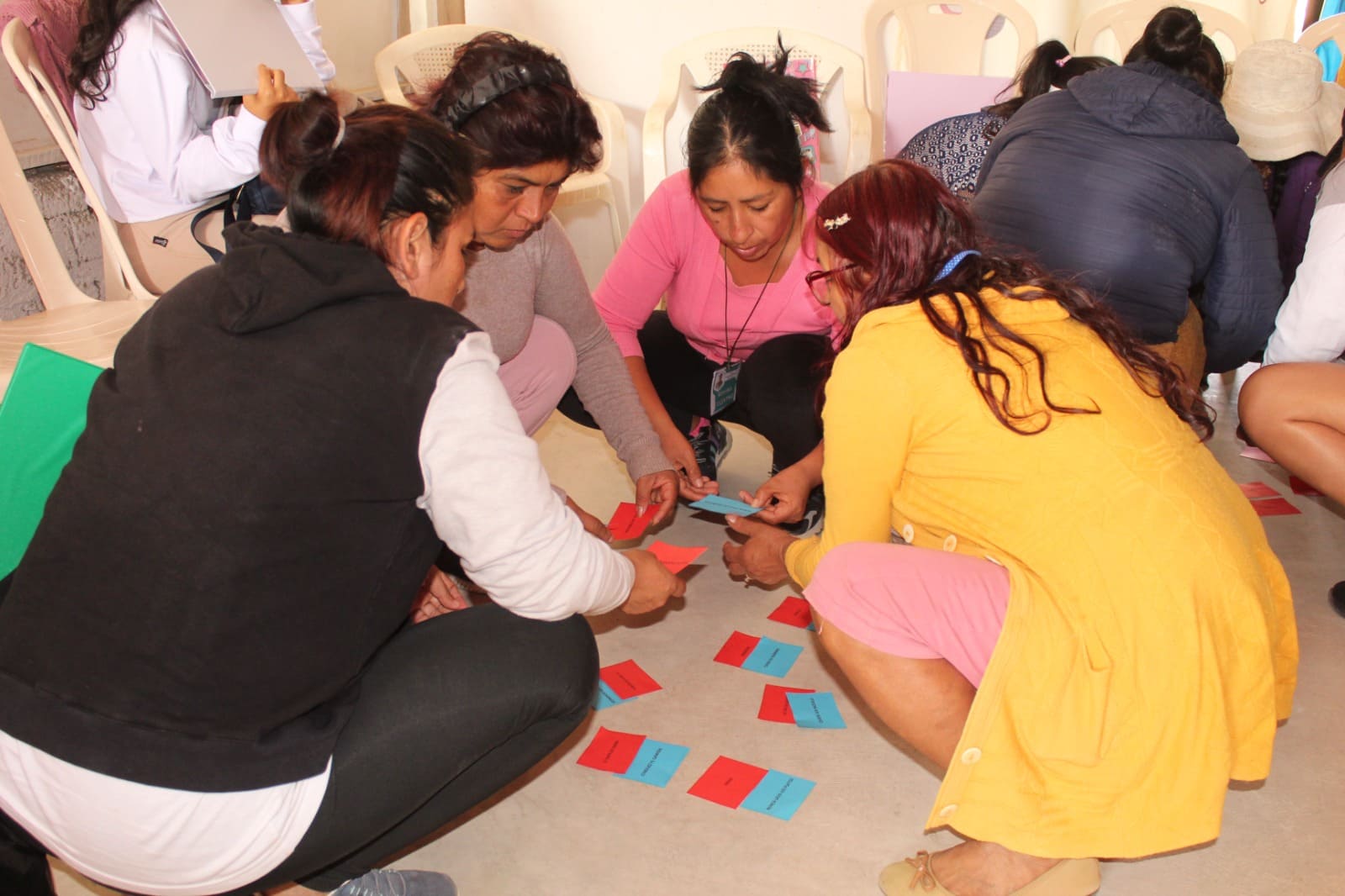 Mujeres desarrollando una actividad colaborativa